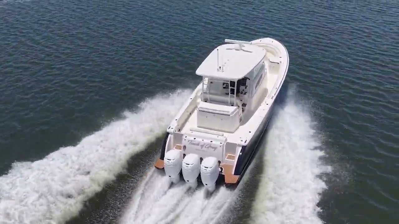 ⁣2019 Hinckley Sport Boat 40 C 