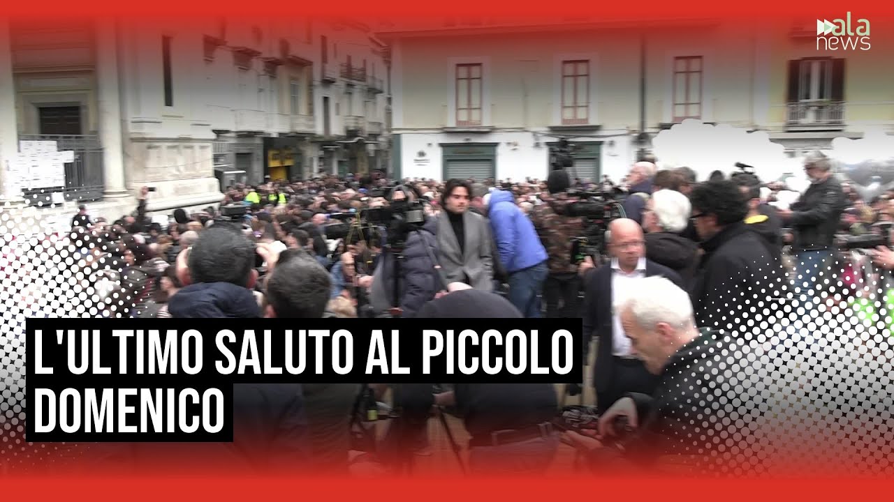 L'uscita della bara del piccolo Domenico a Nola