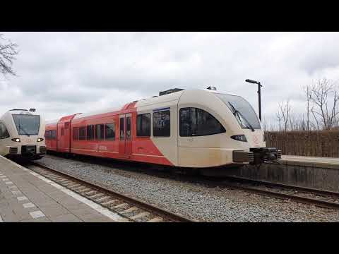 Halteren Arriva GTW als stoptrein RS 5 richting Groningen en Delfzijl op station Sauwerd [20-3-2021]