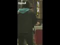 فنان مصري يرفض التقاط صورة مع معجبة ويشتبك مع الناس التي تدافع عنها Mp4 فنان مصري يرفض التقاط صورة مع معجبة ويشتبك مع الناس التي تدافع عنها Mp4