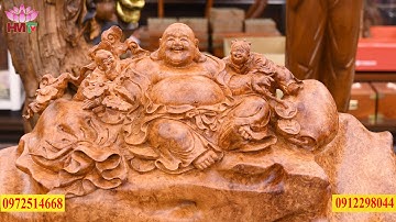 Bức Tượng Phật Di Lặc được đục tinh xảo trên khối gỗ Nu Hương nguyên khối có 102 nặng gần 50kg