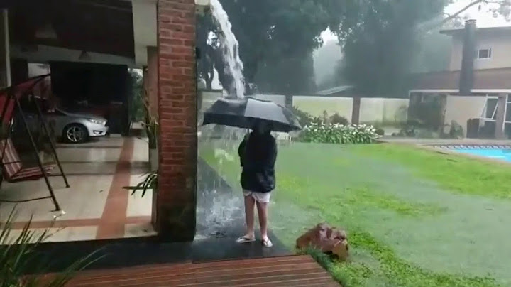 Foudroyé en jouant avec son parapluie sous l'orage