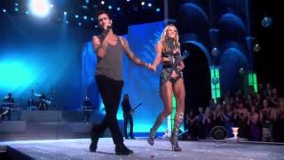 Video thumbnail of "Victoria's Secret Fashion show 2011 Anne Vyalitsyna  Adam Levine Moves like Jagger (Live HD)"