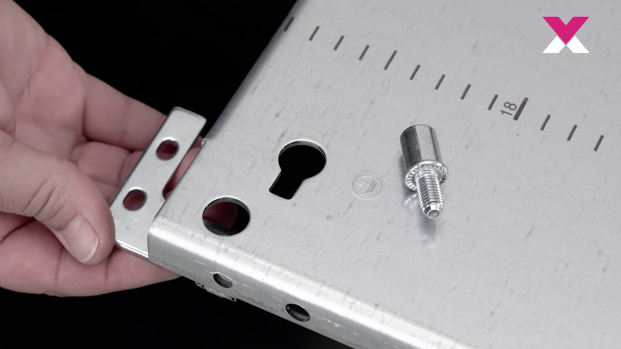 Positionierung der Montageplatte im Schaltschranksystem VX25