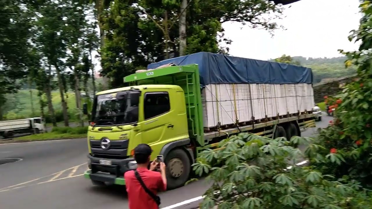 1 jam Menungu Bus Rosalia vs truck muatan gas pool ditikungan tajam lahor karangkates 