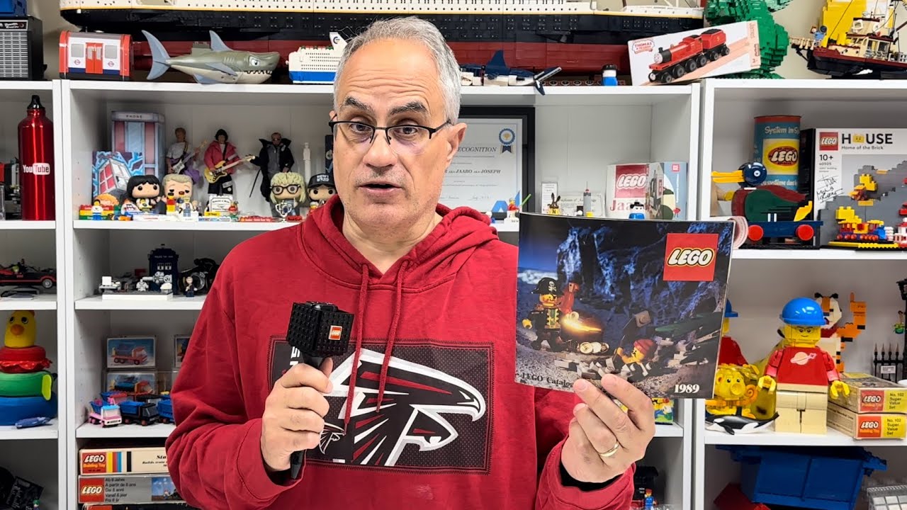 1989 LEGO Catalog - Dark Shark , Space Trak, Robin Hood, Governor, and Black & White Space