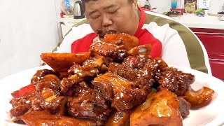 Monkey brother made braised ribs weighing 20kg to relieve his craving. The brothers gnawed bones an