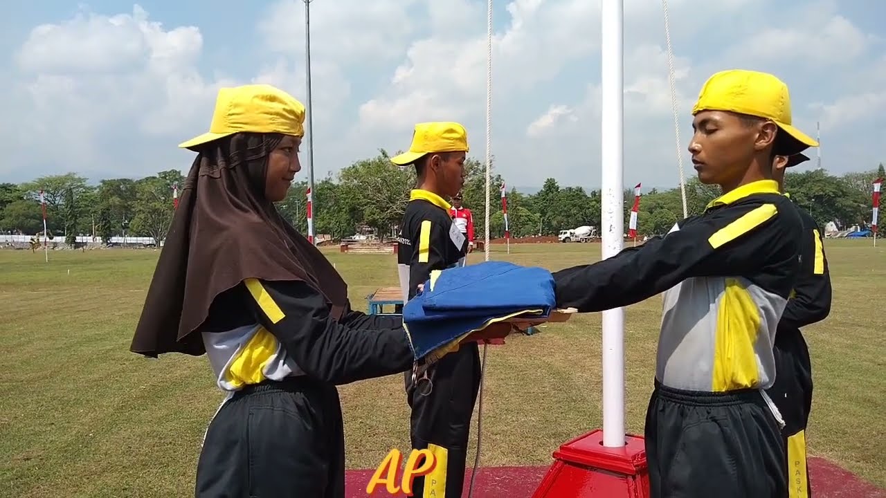 LATIHAN DASAR PENGIBARAN BENDERA DENGAN FORMASI 17 - 8 TANPA PENGAPIT PASKIBRAKA KAB.PEKALONGAN
