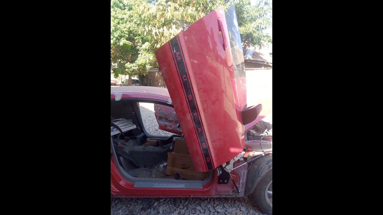 How to install vertical door on mustang  2006