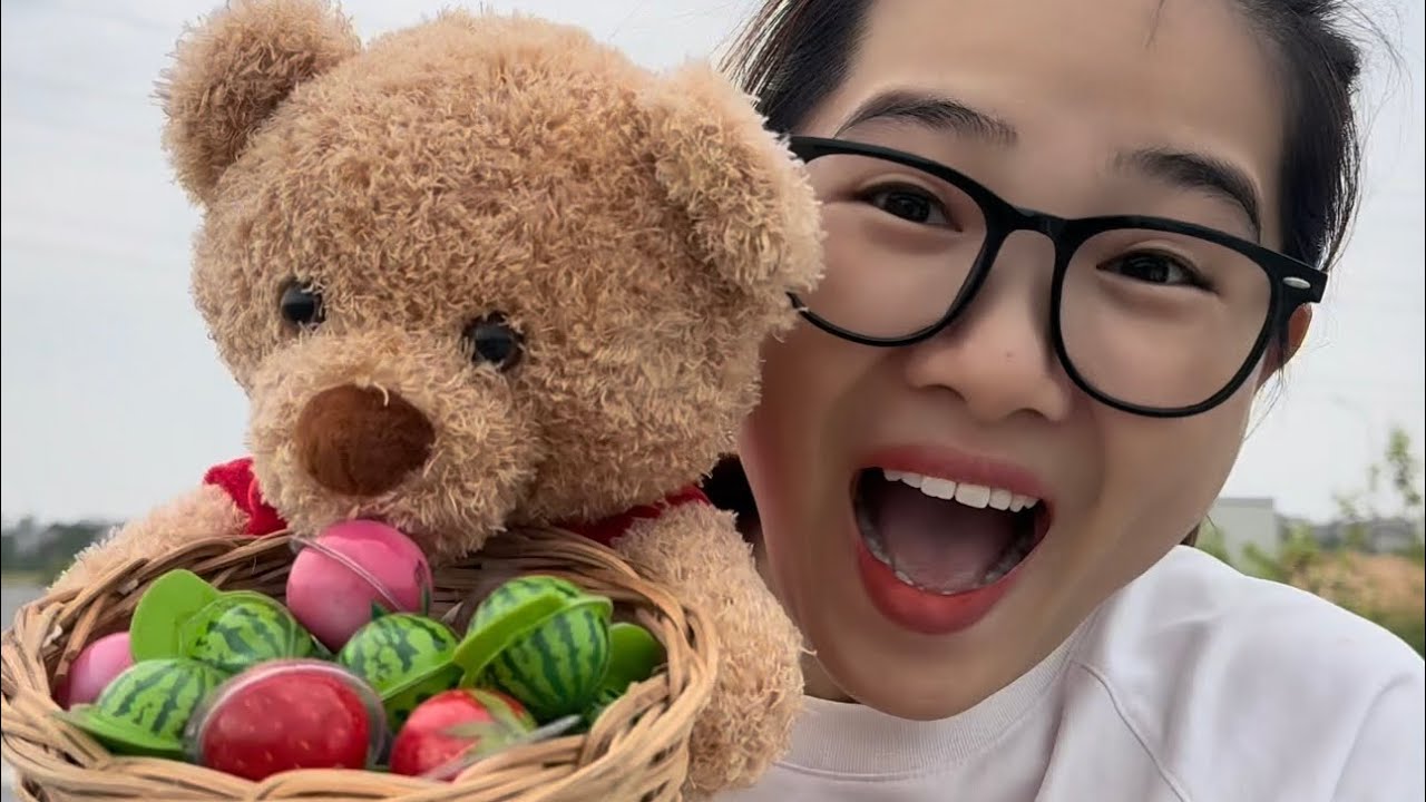 Huyền Bi Chơi Súng Bắn Pháo Giấy 