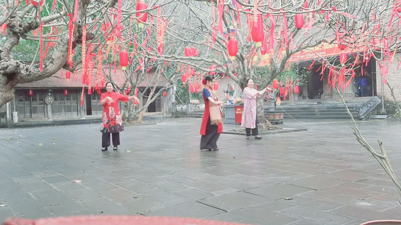 HUÊ ĐINH HATI, DU XUÂN 