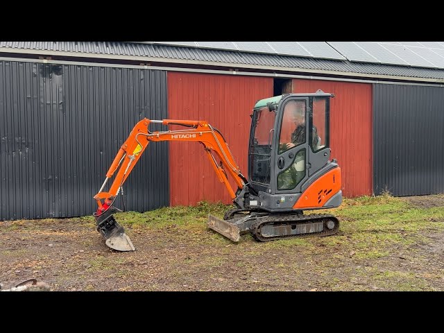 Köp Grävmaskin Hitachi ZX18-3 CLR med släpkärra på Klaravik - YouTube