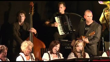 In-C-eeN & Bargkapel featuring Bennie Jolink