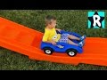 Рома катается на Горке Хот Вилс, Гонки на Машинке Hot Wheels