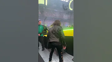 Kirk Hammett hits his leg at Metallica Amsterdam concert