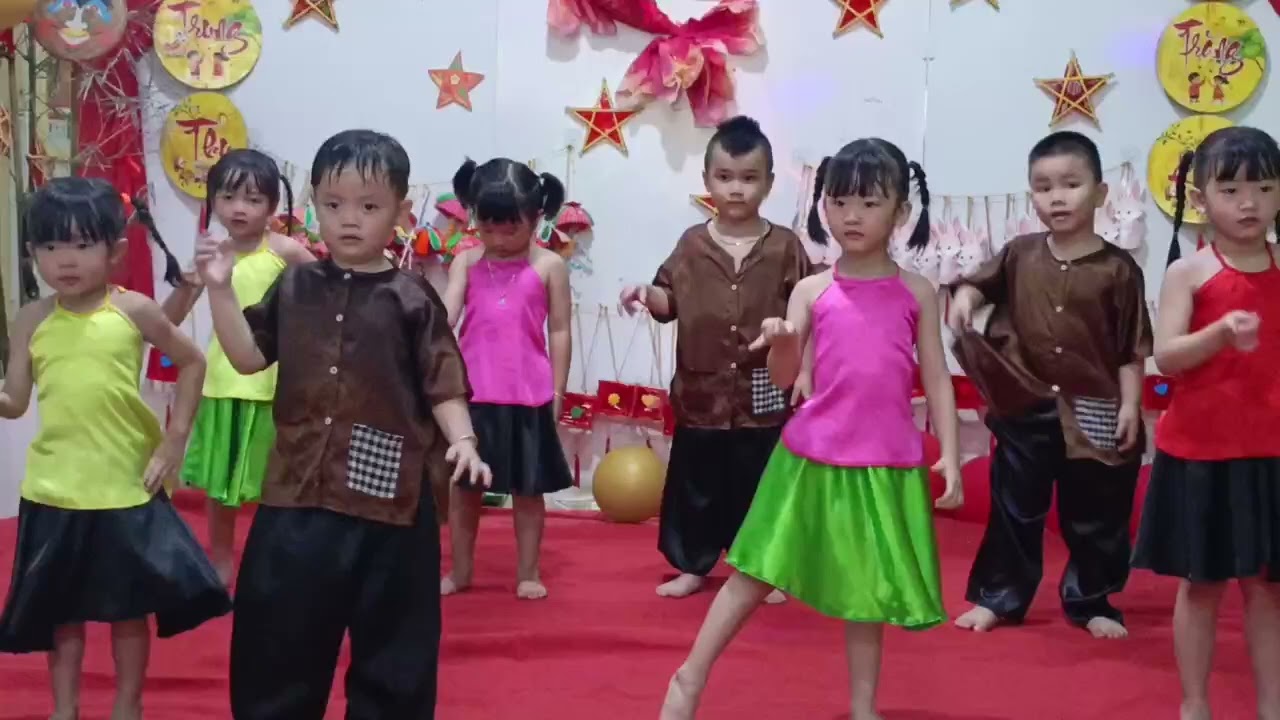 Lily múa Tết Trung Thu 2025