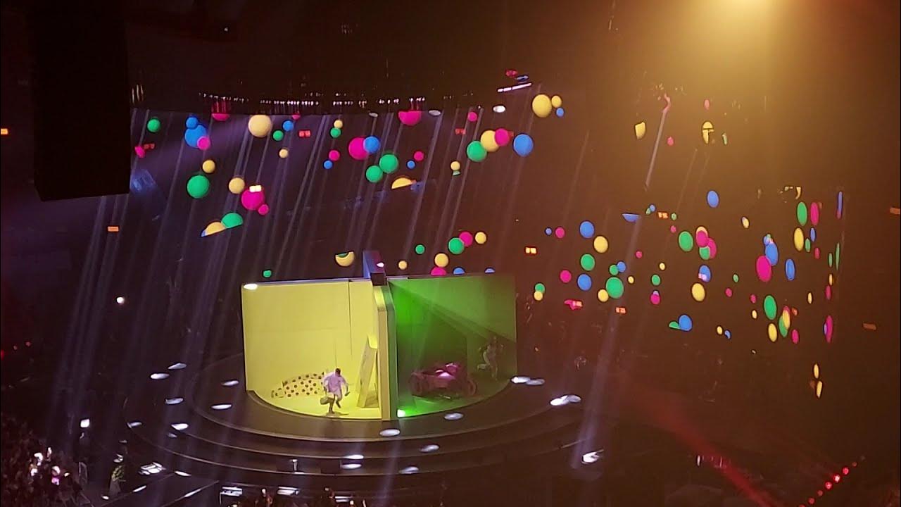 Шоу конфетка участники. Шоу конфетка на тнт. Шоу конфеты. Леденец клубника. Праздничный фон.