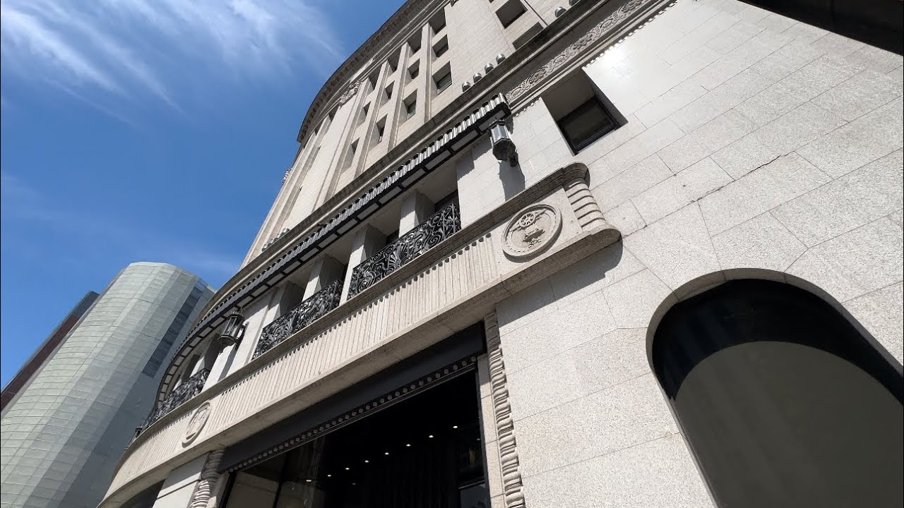 Iconic Ginza clock chimes on Sunday 11AM shop opening time - YouTube
