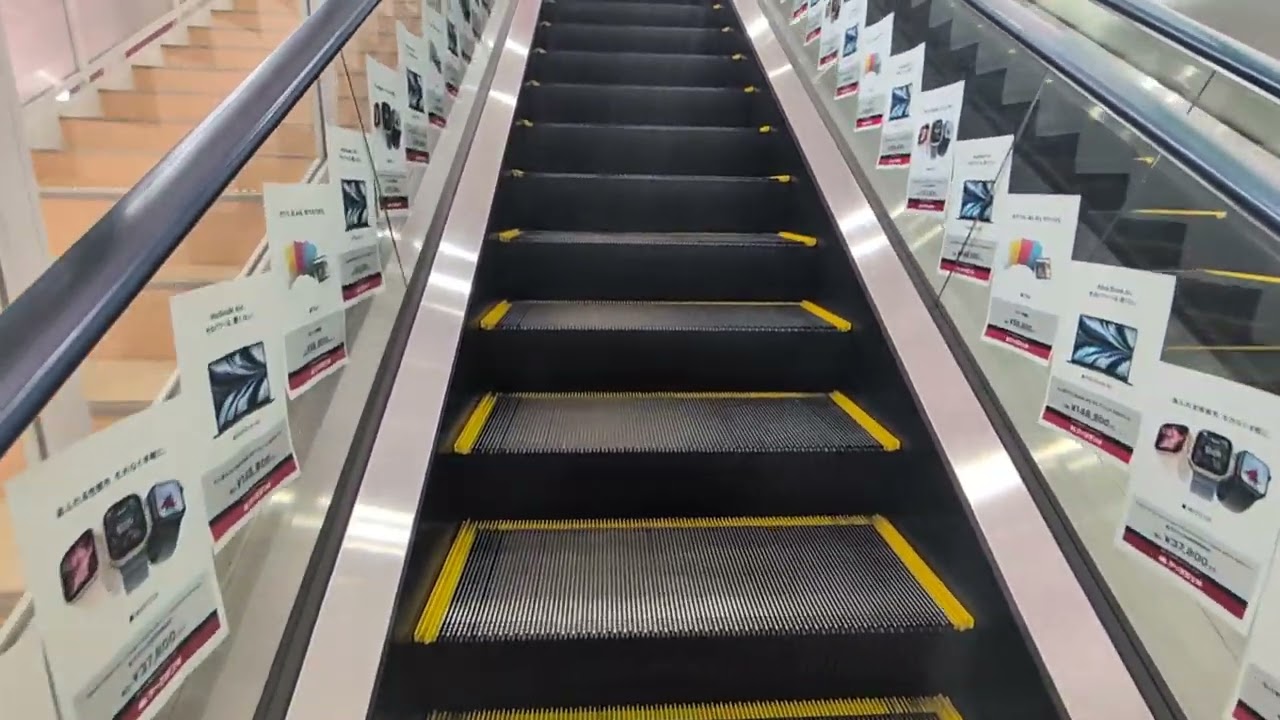 ケーズデンキ 入間店　エスカレーター