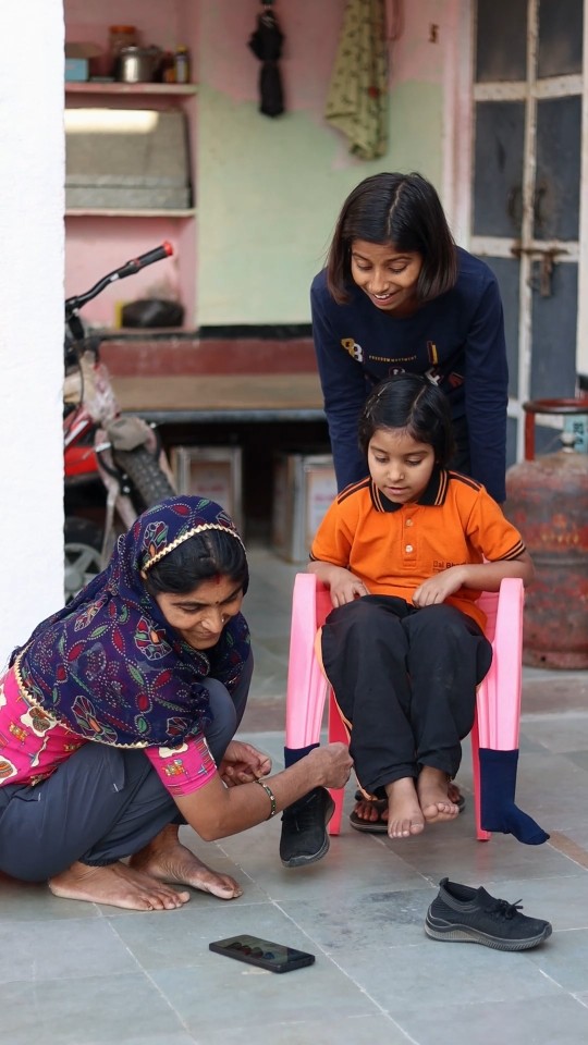 Maa ne Chair? ko Shoes pehna Diya #shorts #school #funnyvideo #maa