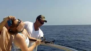 Cewek Bule Mancing Ikan Besar Di Laut