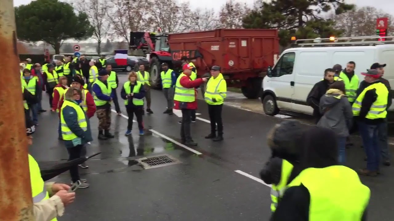 gilets jaunes nantes Les gilets jaunes réinvestissent le parking d'Auchan