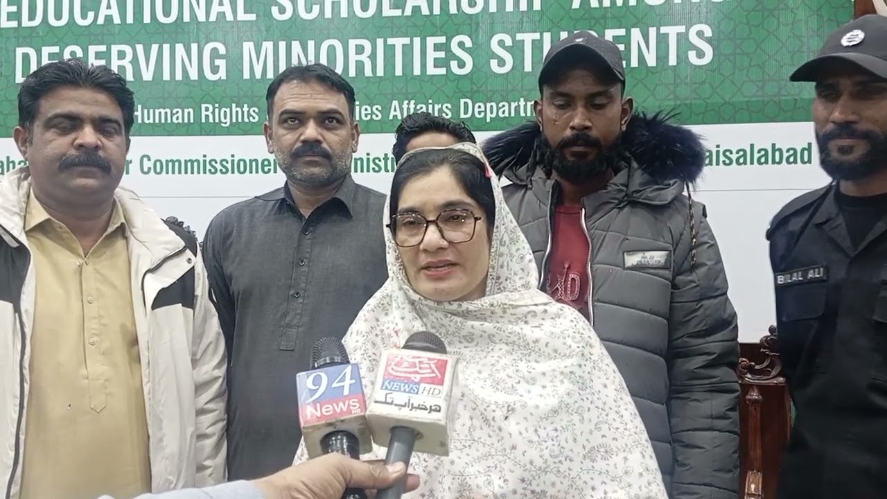 فیصل آباد میونسپل کارپوریشن کی آفیسر میڈیم عظمت فردوس کا مسیح برادری کو مبارکباد دی اور کیک کاٹا