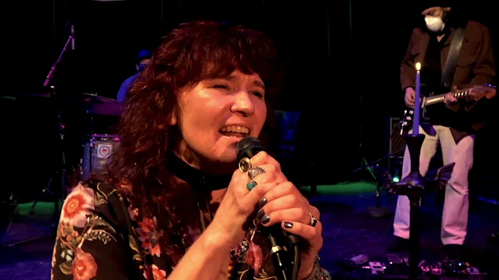 Art Zone: Julia Francis performs "Cinderella"