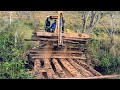 Retroescavadeira Ajudando Em Reforma de Ponte de Madeira