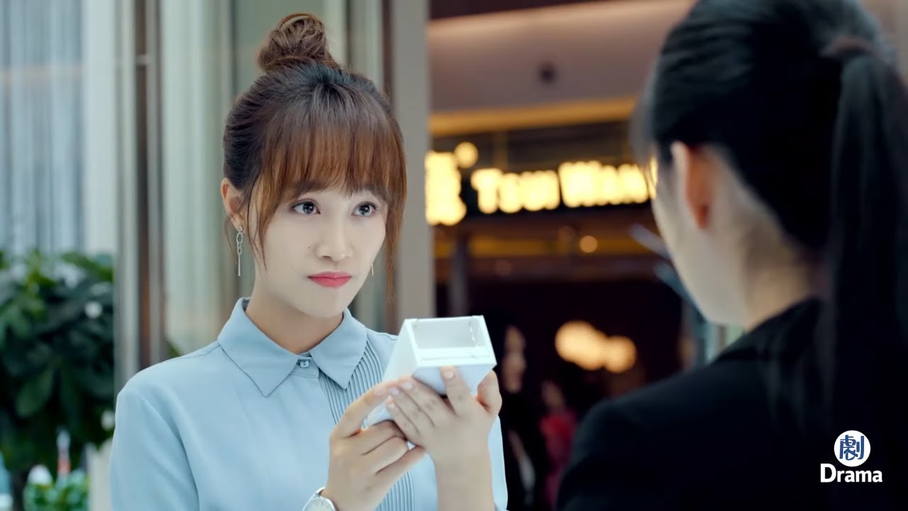 姑娘到對家的珠寶店搗亂，怎料總裁一看她，立刻決定挖她跳槽