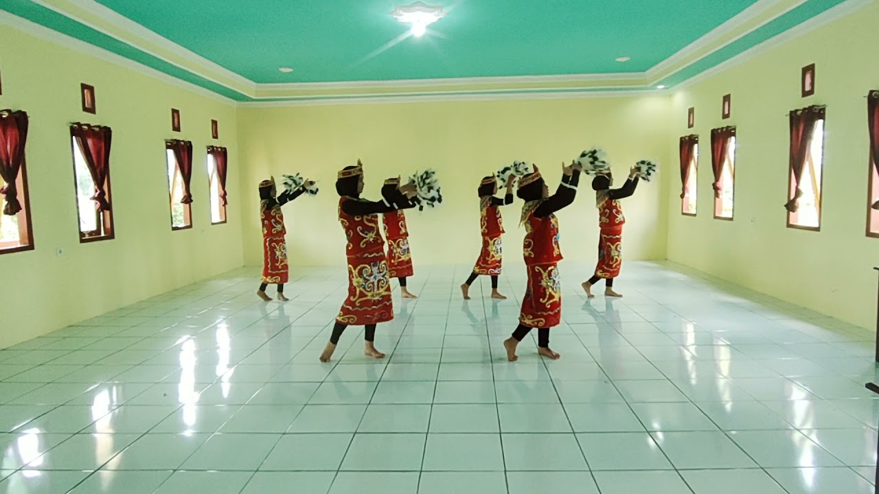TARI DAYAK GERAKSAMA SMP NEGERI 4 TANJUNG PALAS UTARA