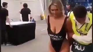 Liverpool vs Tottenham 2 : 0 naked girl runs into the pitch