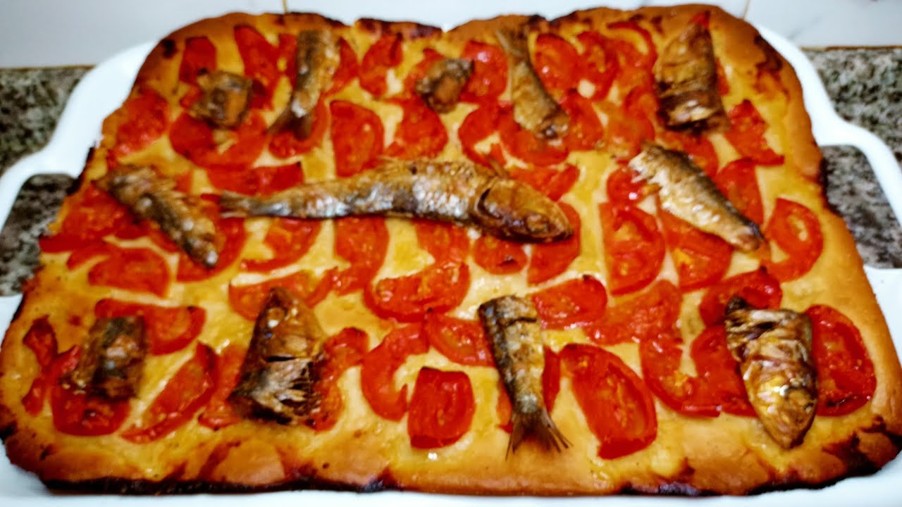 Coca alicantina de tomate y sardinas salada