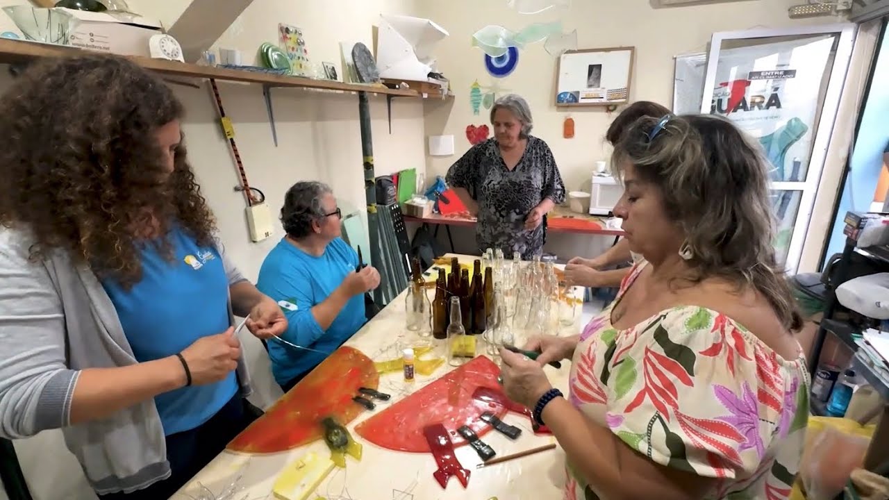 Do lixo ao luxo, mulheres transformam vidro em arte no Litoral do Paraná
