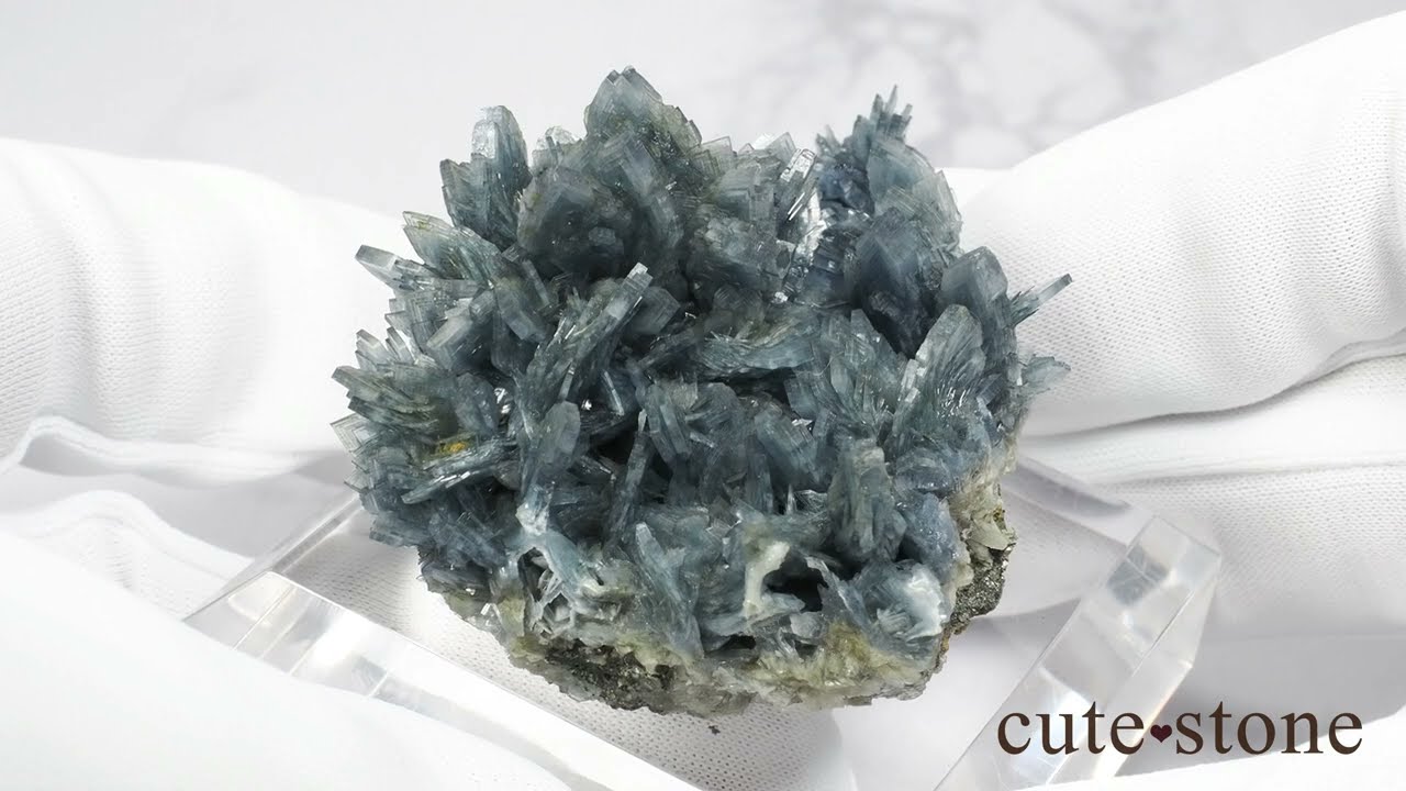 ブルーバライト ルーマニア Cavnic Mine産 ブルーバライトの原石 No.2 - YouTube