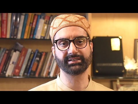 Mirwaiz-e-Kashmir Pays Glorious Tributes to July 13 Martyrs
