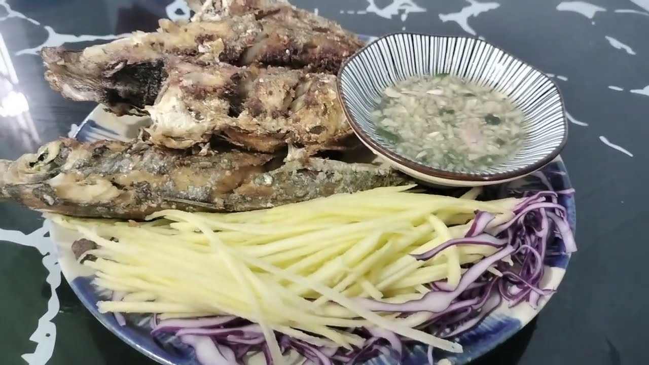 cá nục chiên giòn rụm, chấm mắm chua cay ngọt