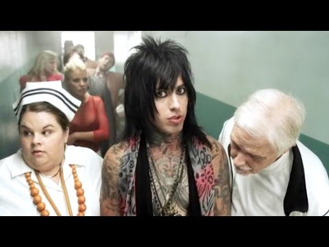 Falling in Reverse (+) I'm Not a Vampire