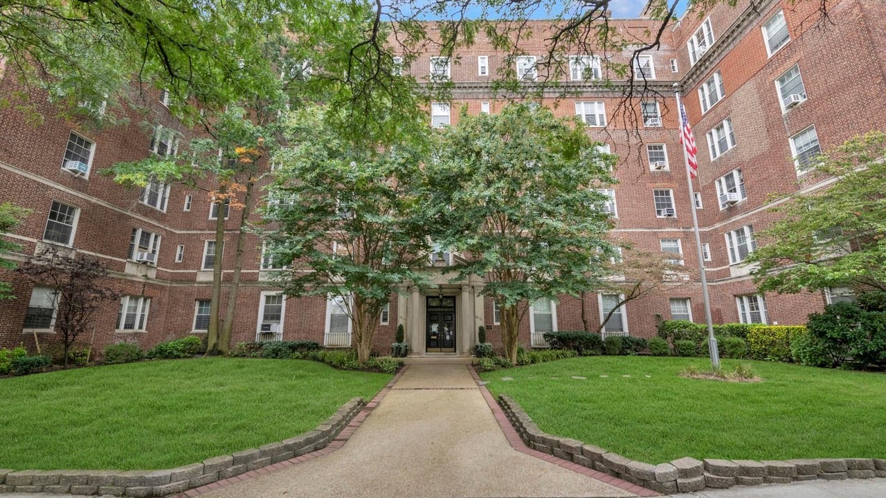 68-10 108th St, Forest Hills, NY