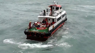 Fast Crew Boat Transfer Passenger Di Oilrig Saat Badai...0LENG K4PTEN