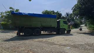 ANTRIAN MOBIL DUMP TRUK MUAT BATU SPLIT TRUK HINO TRUK FUSO TRUK TRONTON PANJANG DI JALAN TERJAL