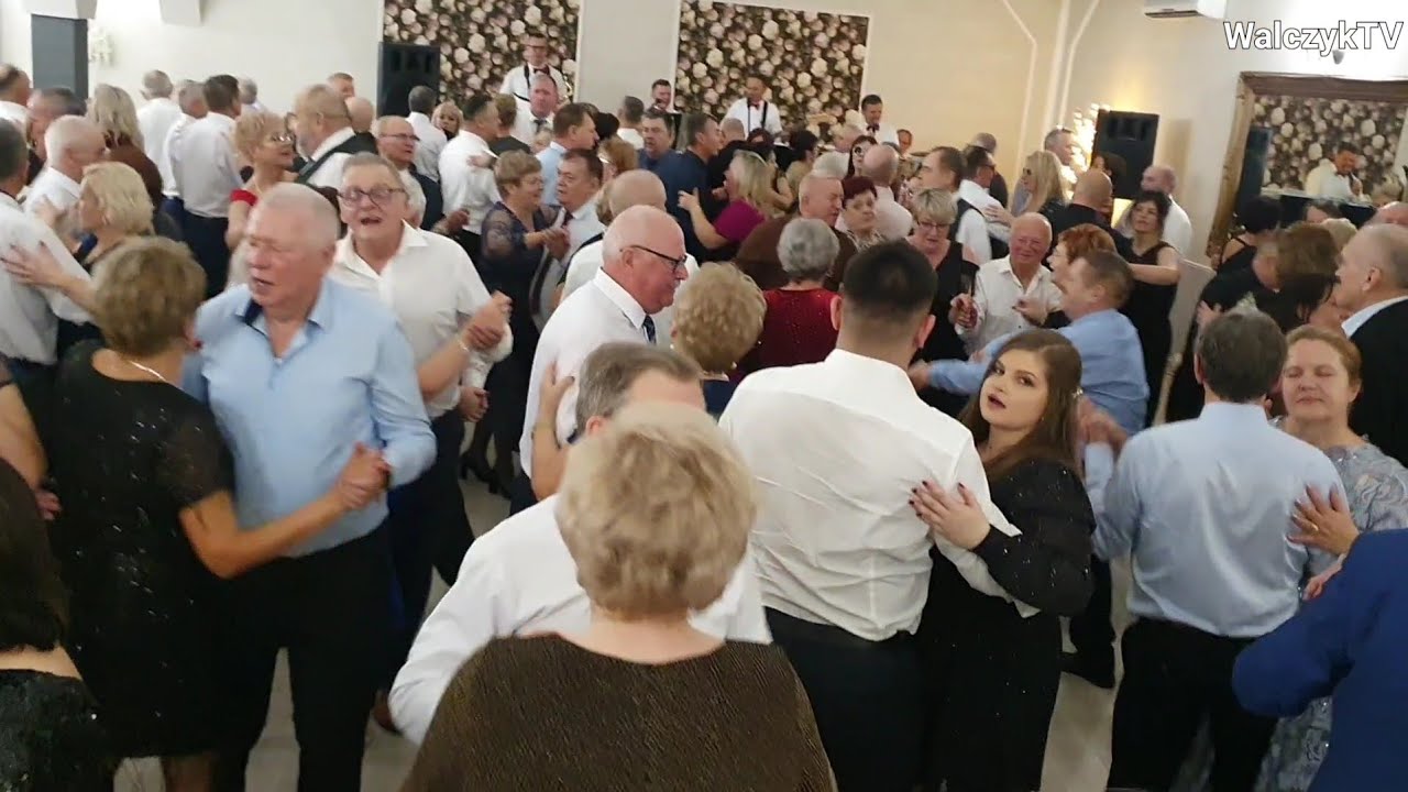 ZABAWA SYLWESTROWA 2025/26 tak radosnym akcentem goście wraz z kapelą wskoczyli w Nowy Rok 2026 