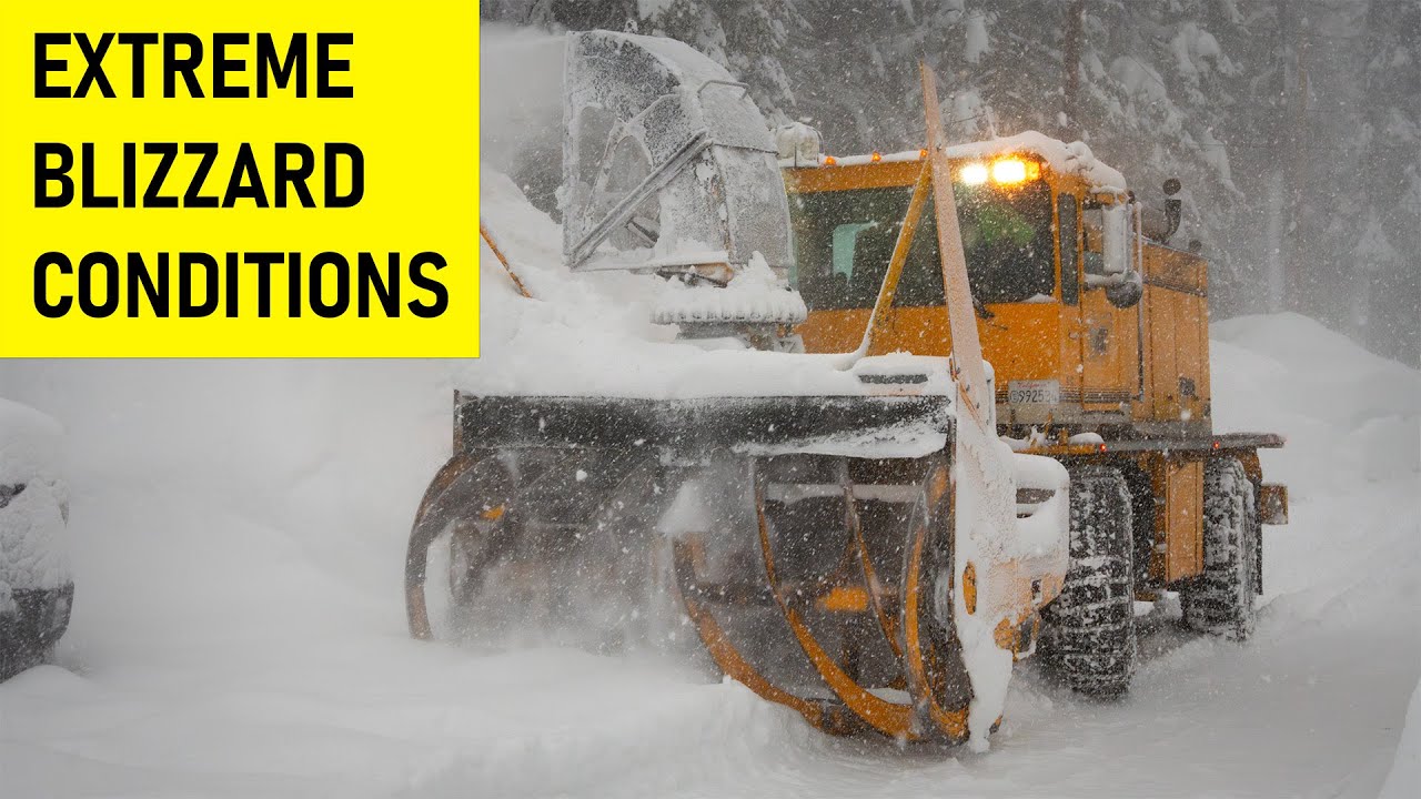 Крупногабаритный роторный снегоуборщик для уборки снега - озеро Тахо, февраль 2023 года.