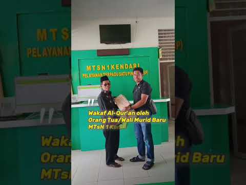 Wakaf Al-Qur'an oleh Orang Tua/Wali Murid Baru MTsN 1 Kendari