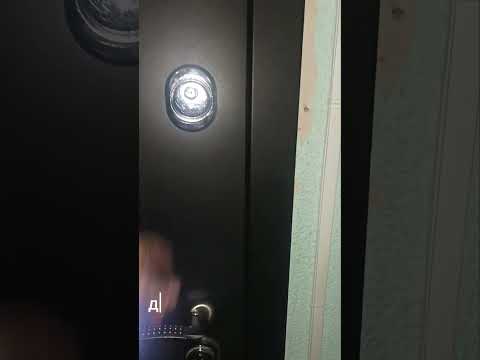 не открывается дверь ночная задвижка как вскрыть дверь видео открытие замка входной двери #замок