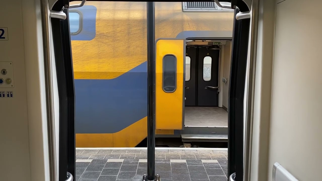 Deuren Sluiten VIRMm op Station Bovenkarspel-Grootebroek