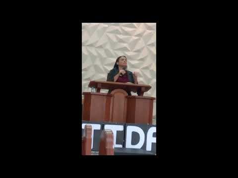 Ministração da irmã Iraluana.