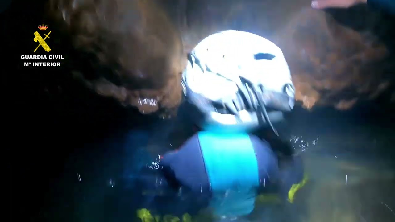 Impresionante rescate a un espeleólogo fallecido en la Cueva de Valporquero (León)