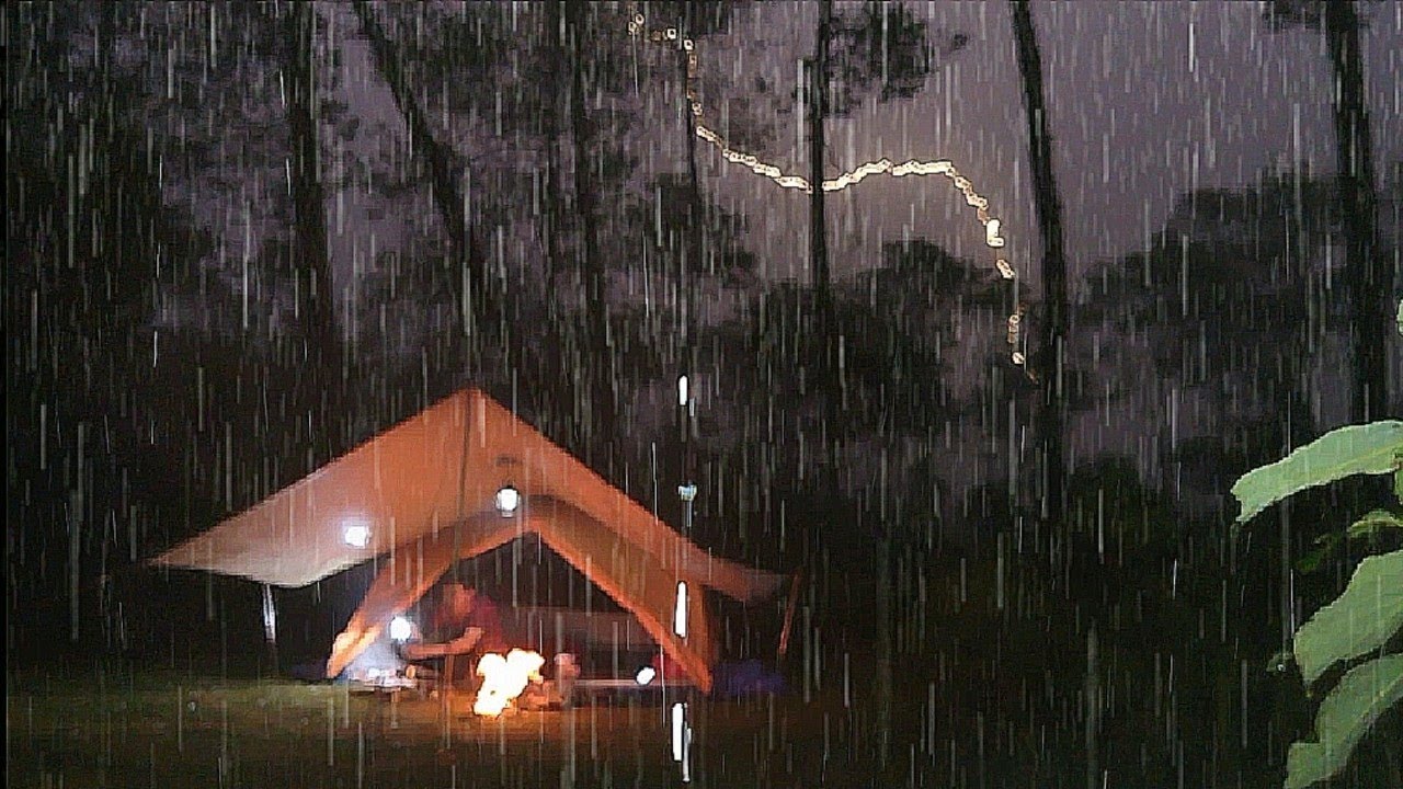 SOLO CAMPING IN LONG HEAVY RAIN AND THUNDERSTORMS, THE SOUNDS OF RAIN ...