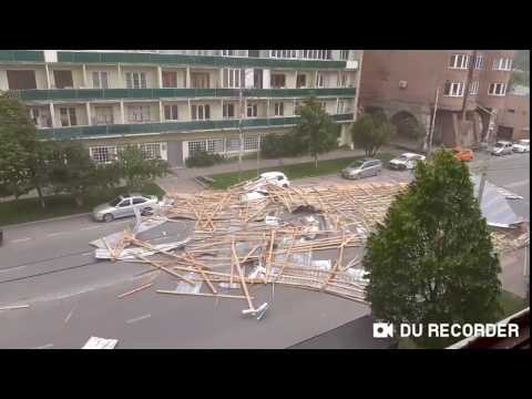 კადრები, თუ როგორ მოაცალა ქარმა კორპუსს სახურავი